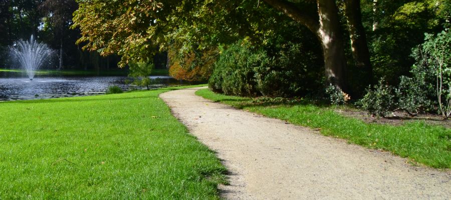 stadpark met groen, een vijver inclusief fontein en een fiets-, wandelpad van Nobre Cál halfverharding