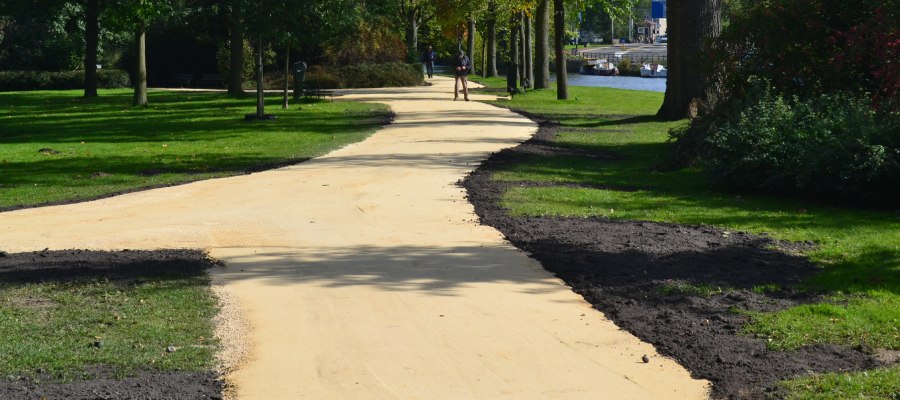 Paden van Nobre Cál halfverharding in een park.