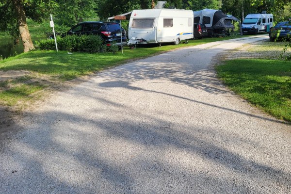 Een gedeelte van een camping waar Nobre Cal Gravel is geplaatst.